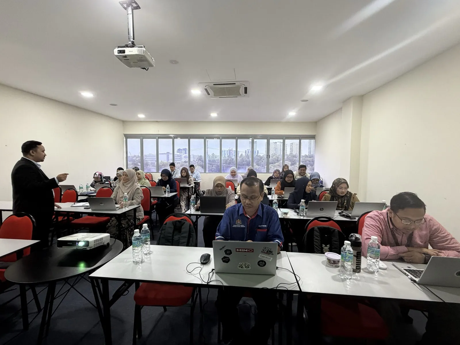 Sesi latihan Gen AI bersama Kementerian Digital di Cyberjaya