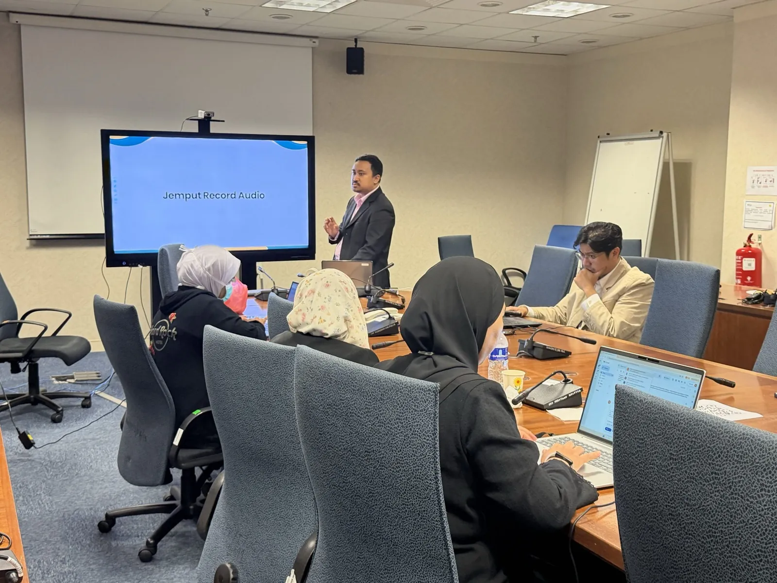 Demo dan bimbingan semasa latihan Gen AI di KKM