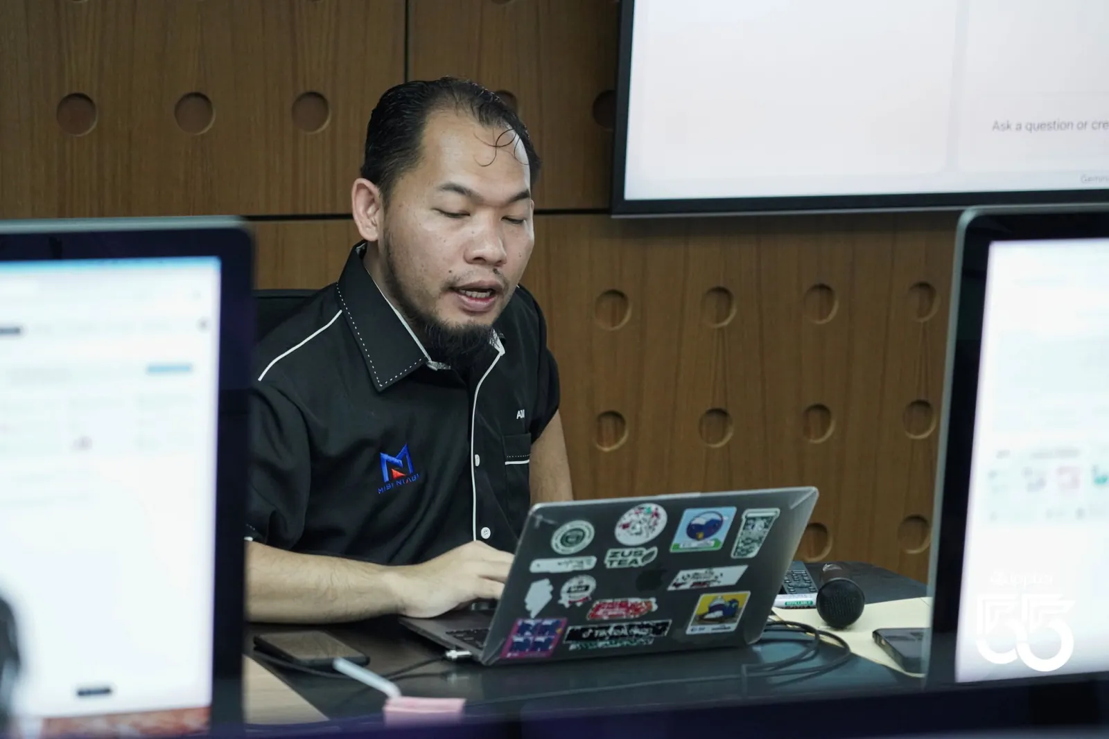 Jurulatih menunjukkan demo Gen AI di Makmal Kreatif IPPTAR