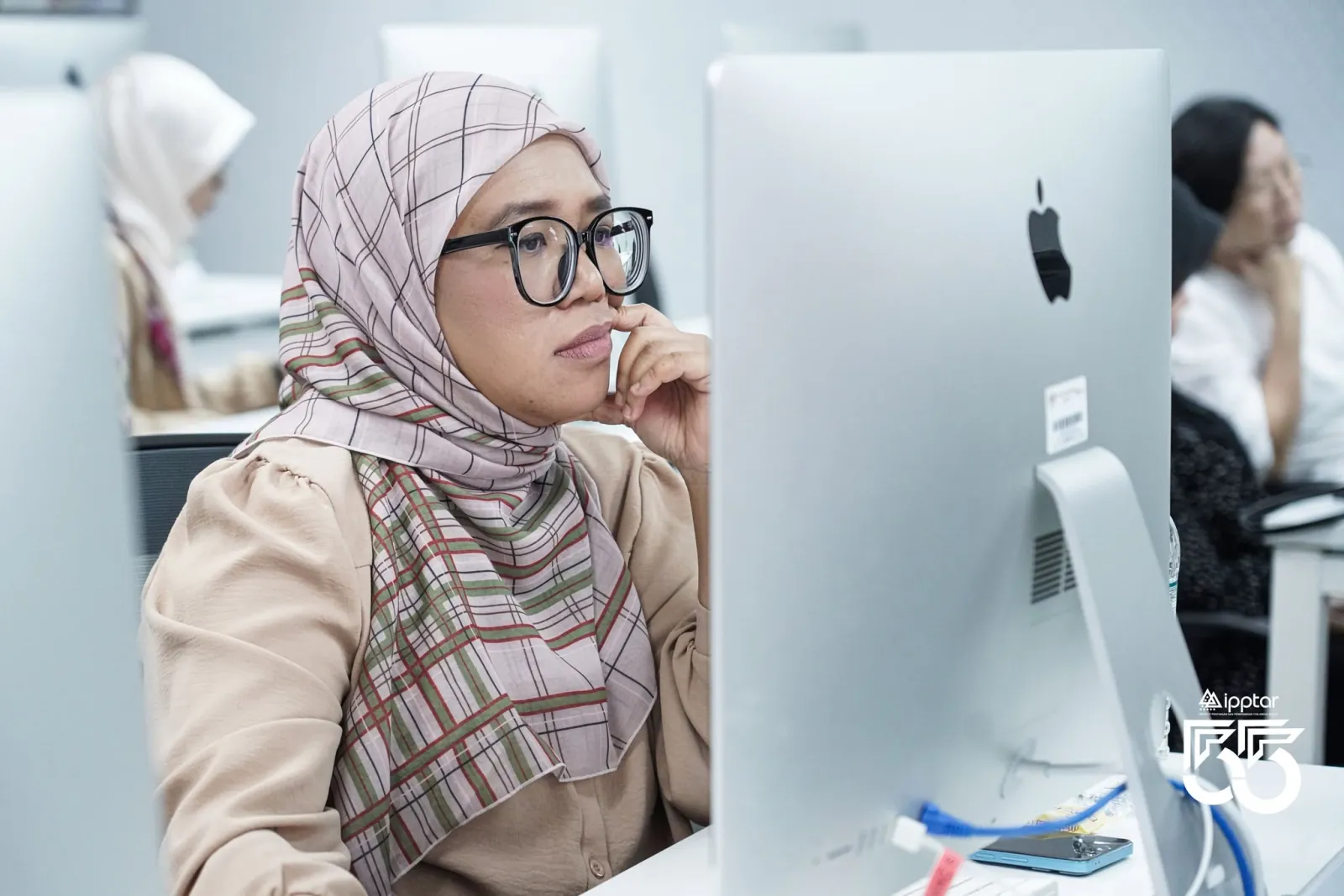 Peserta mencuba prompt di komputer makmal
