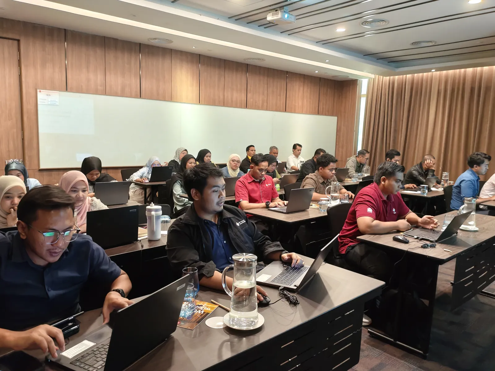 Peserta KPF Niaga mencuba tugasan dengan AI