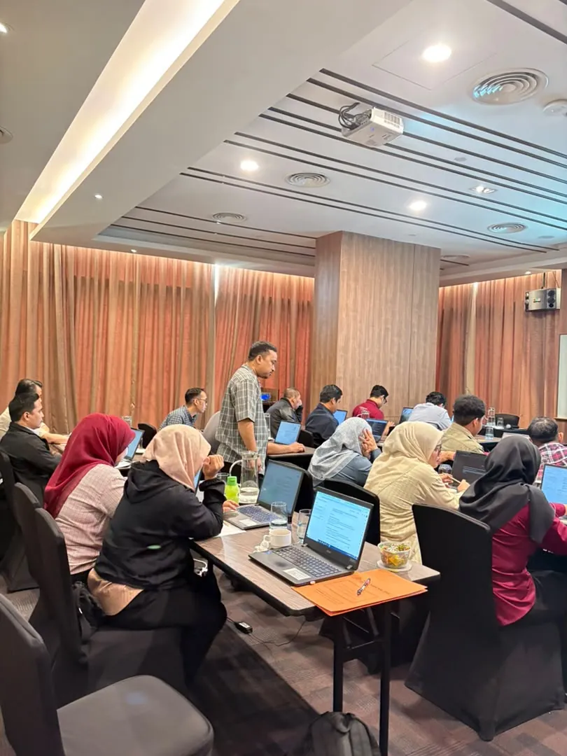 Bimbingan kepada peserta KPF Niaga semasa sesi praktikal