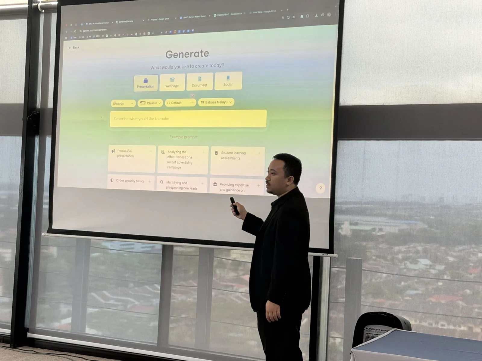 Demo menjana slide dengan AI semasa sesi kedua di LPJ