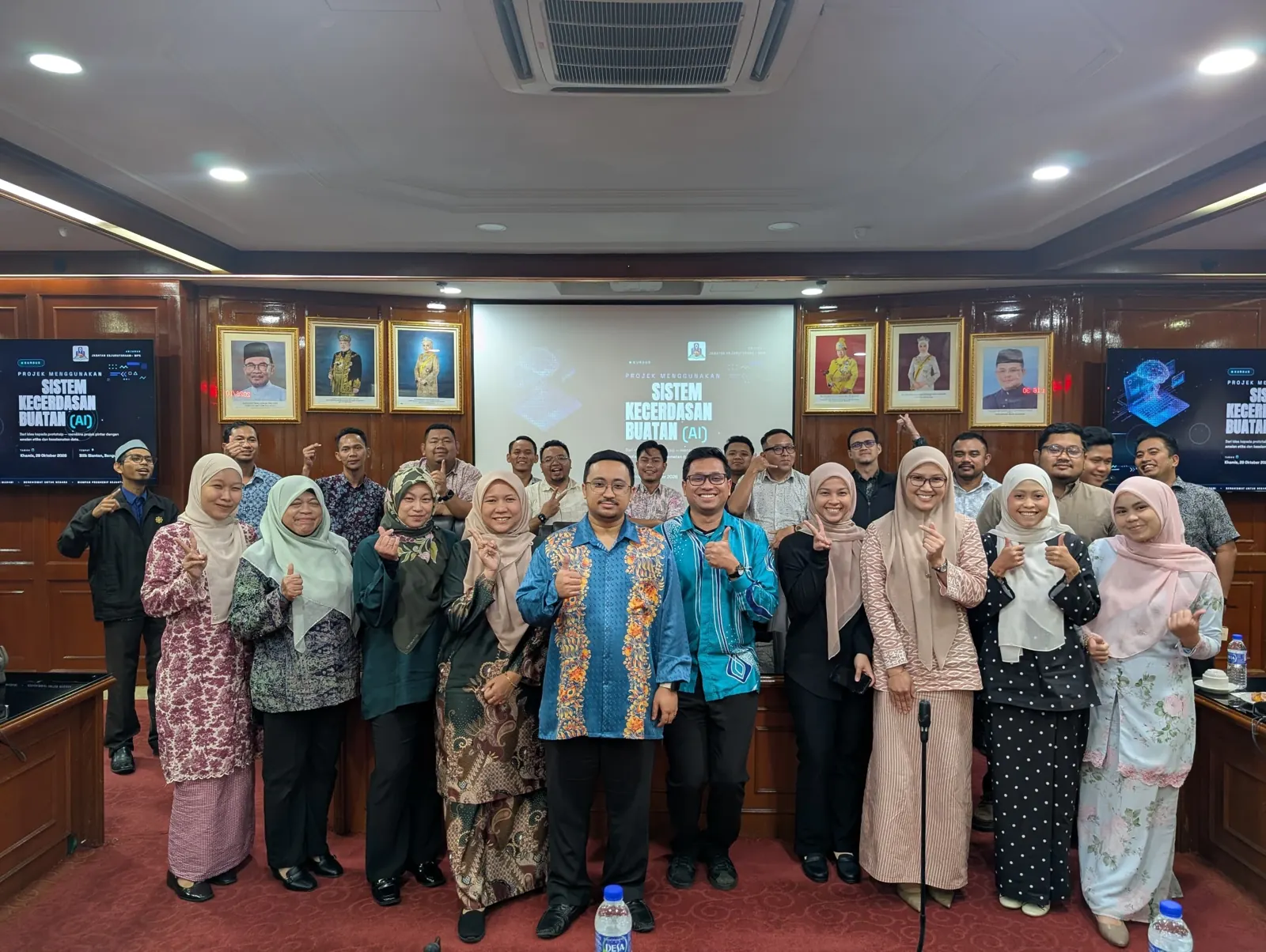 Gambar kumpulan santai peserta latihan Gen AI MPS