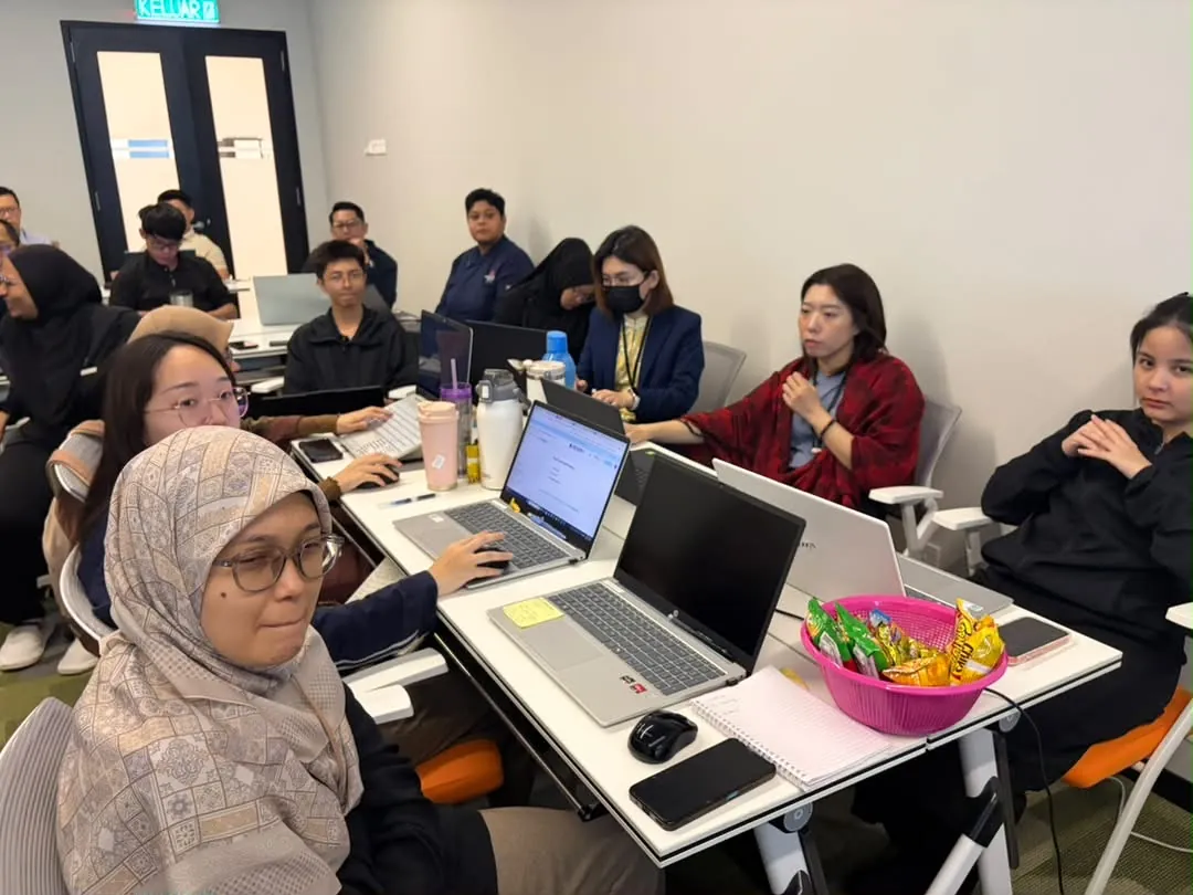 Peserta Nippon Sushi Group mencuba prompt di laptop