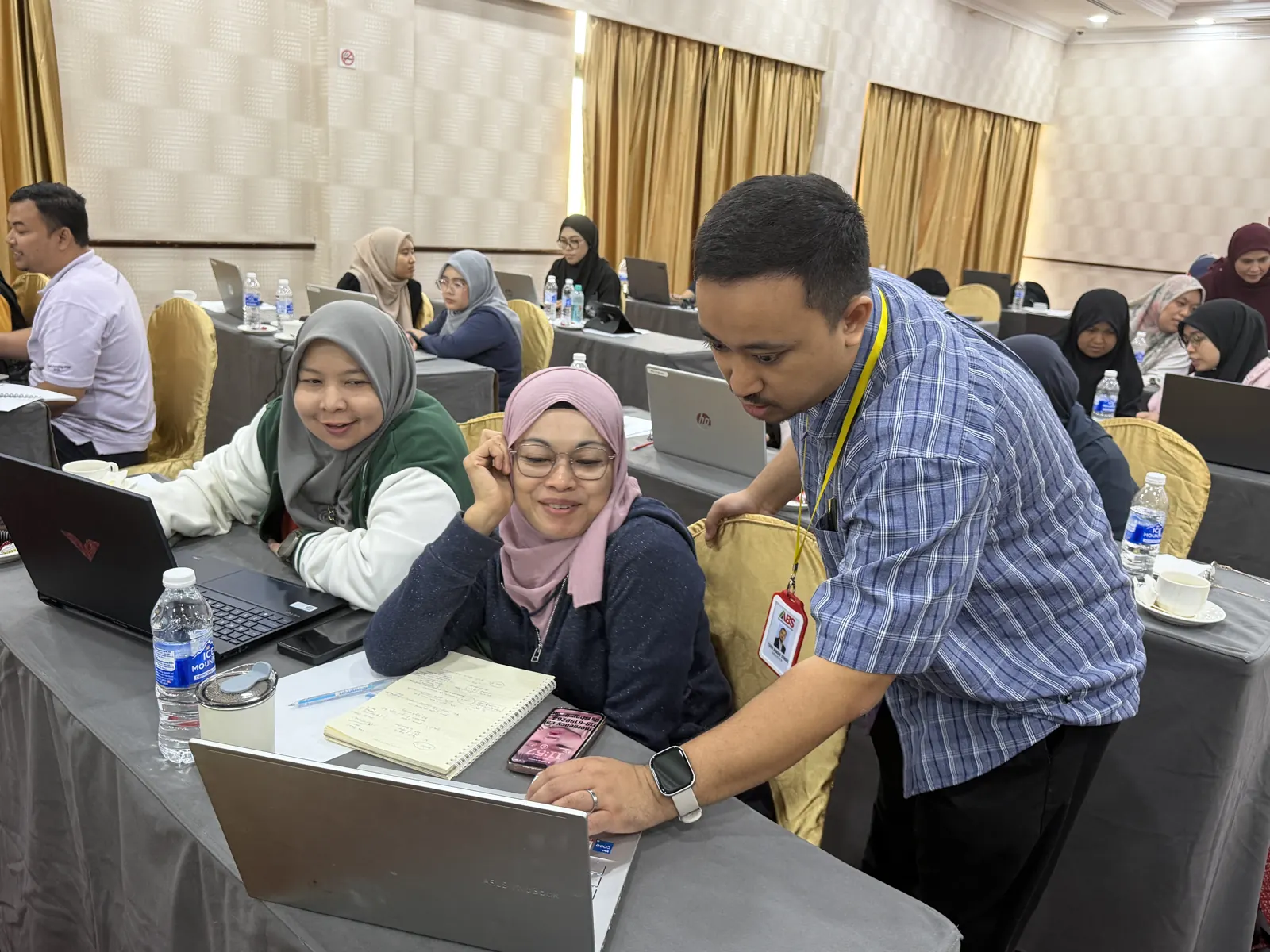 Membantu peserta PSM mencuba prompt di laptop
