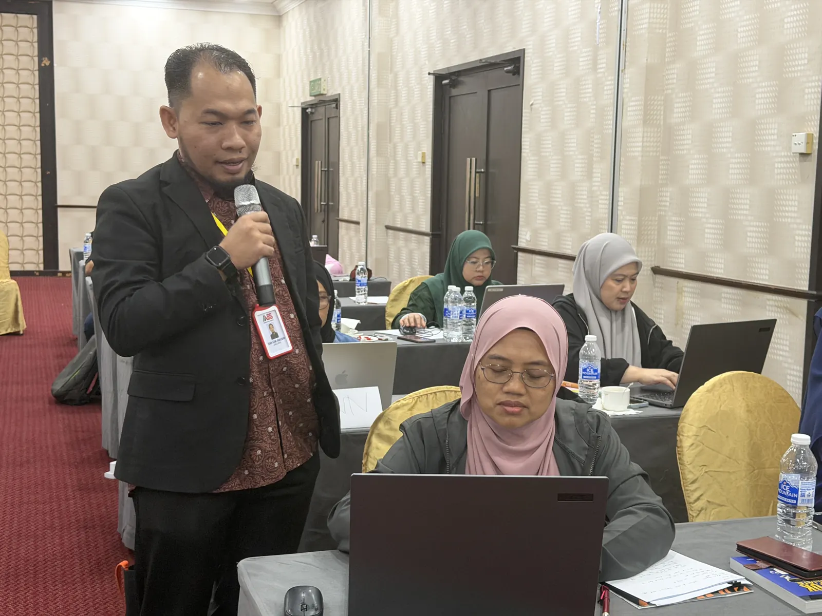 Bimbingan satu persatu kepada peserta
