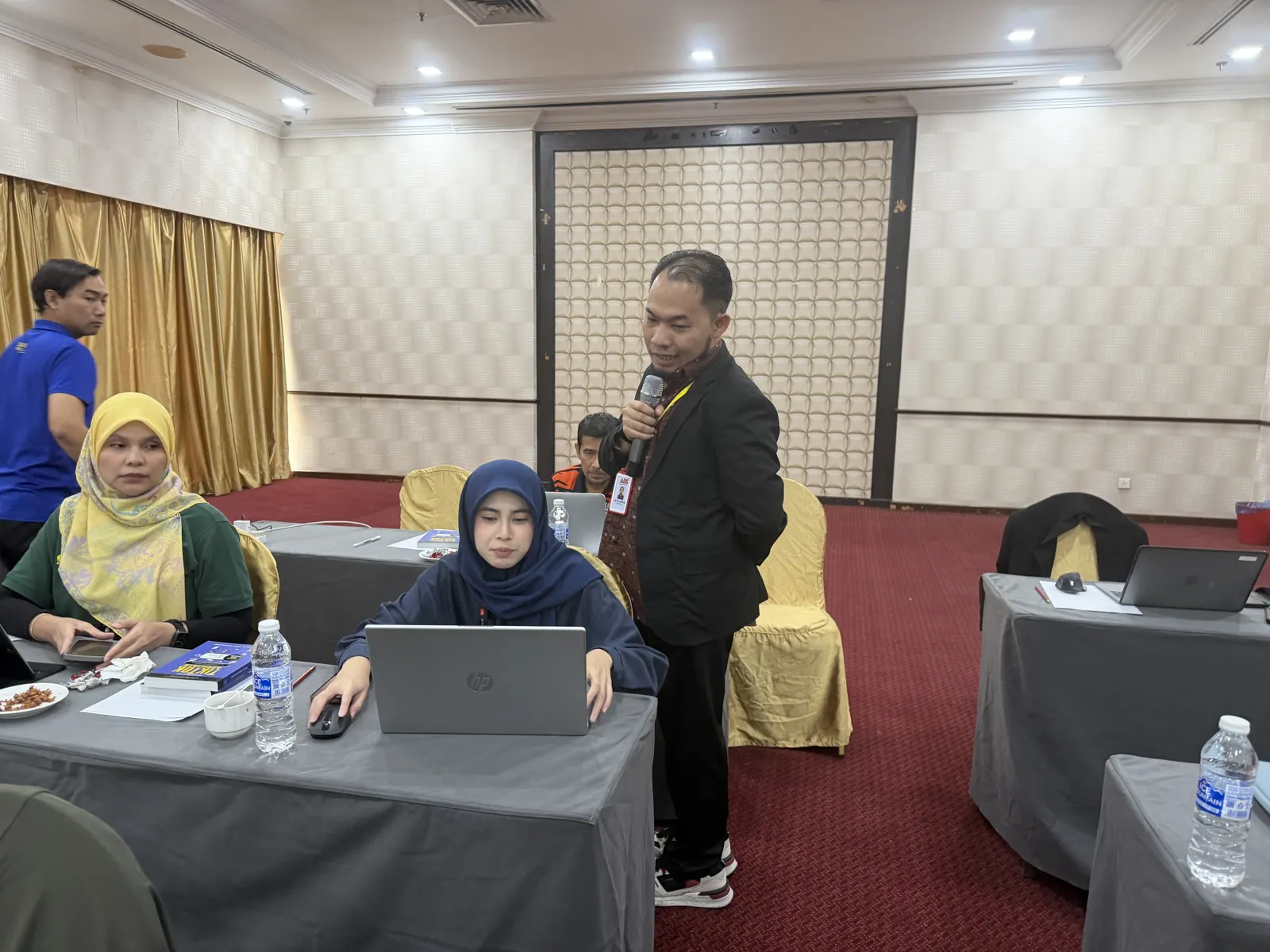 Membantu peserta menyemak output AI