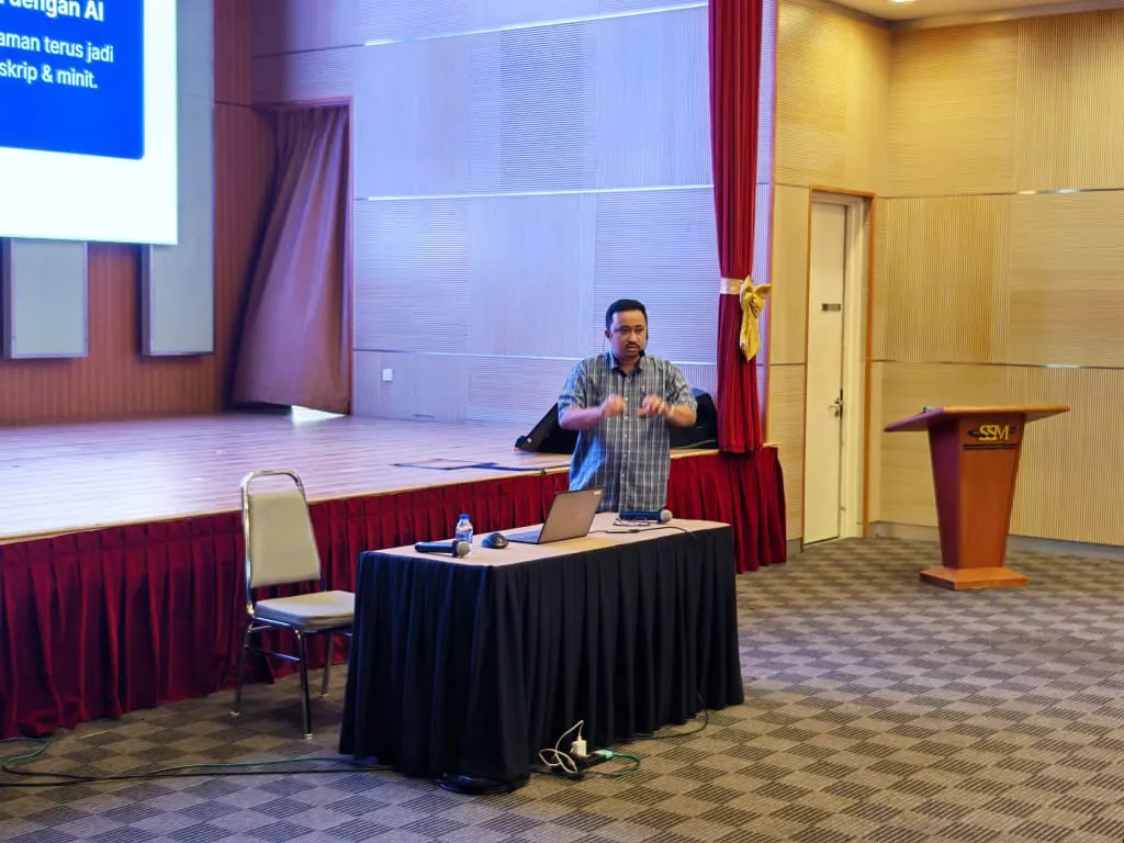Saya membentangkan cara guna Gen AI untuk minit mesyuarat di pentas Auditorium Tun Dr. Siti Hasmah