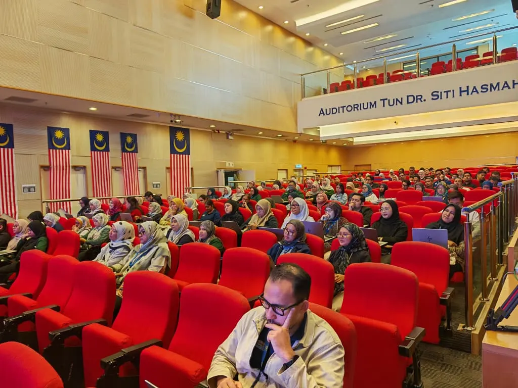 Warga SSM memenuhi Auditorium Tun Dr. Siti Hasmah