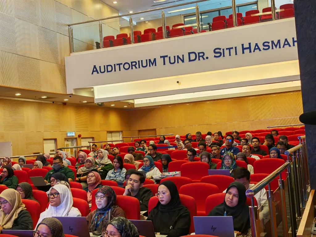 Peserta SSM Power Talk Siri 4 mengikuti sesi
