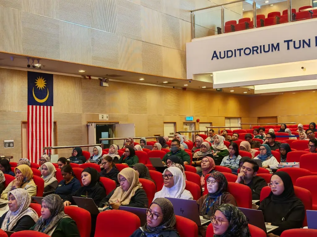 Peserta mencuba langkah demi langkah dengan komputer riba