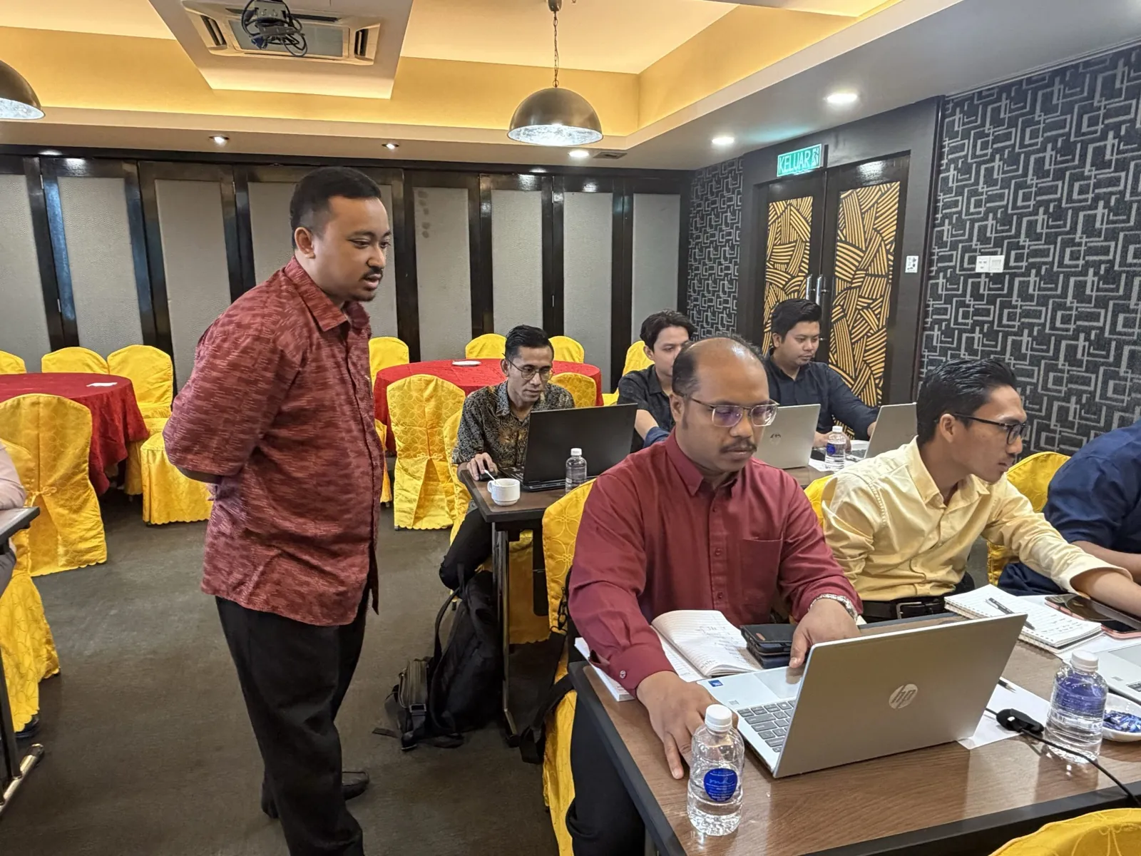 Bimbingan kepada peserta Zakat Perak semasa sesi praktikal