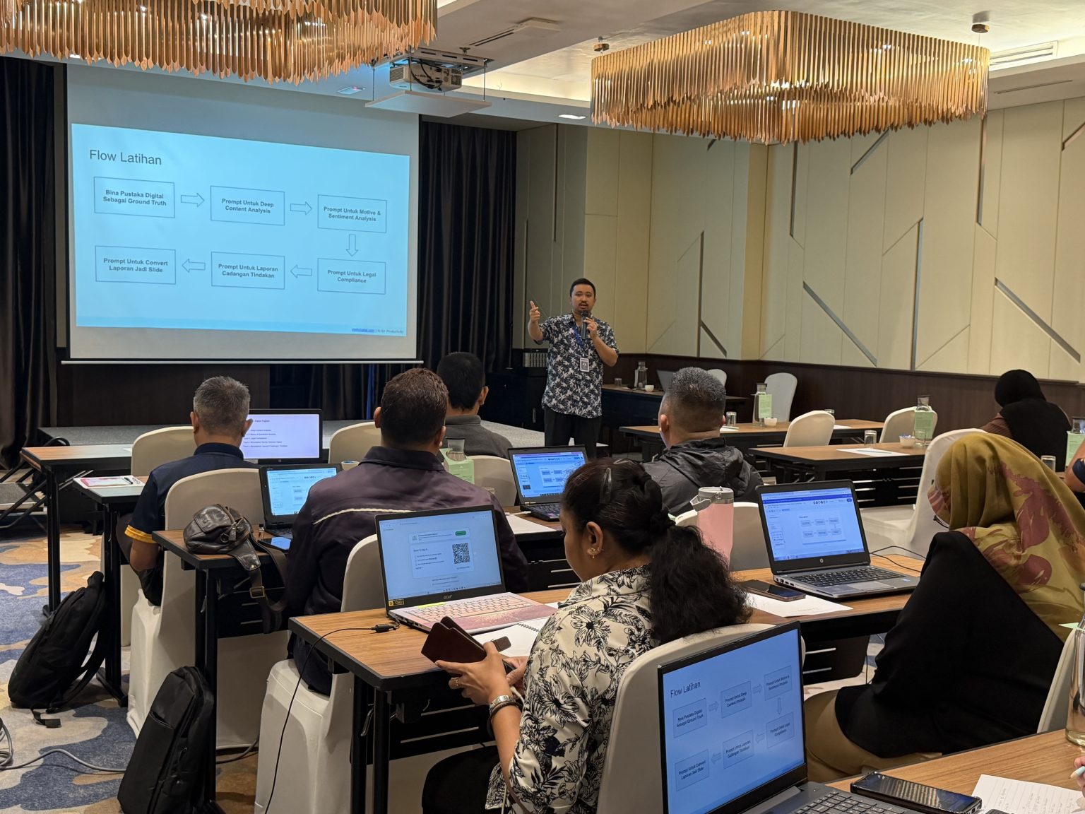 Sesi latihan Gen AI bersama peserta agensi kerajaan